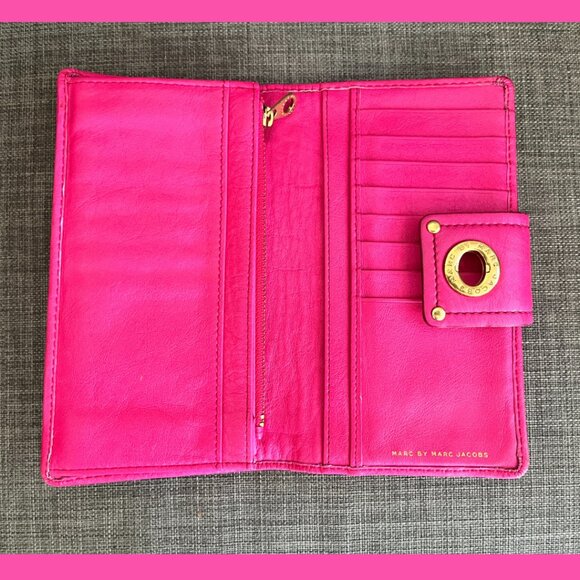 Marc by Marc Jacobs Totally Turnlock wallet in HOT PINK - Picture 3 of 10